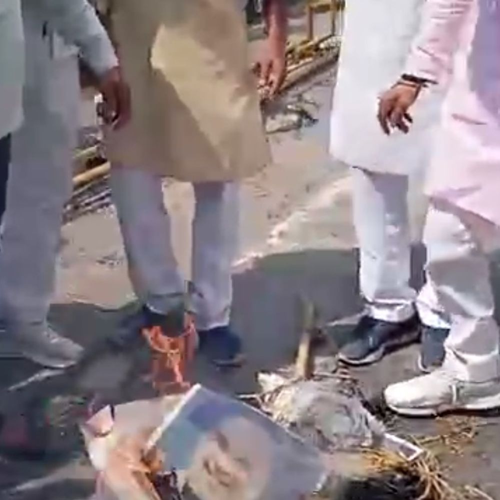 देवरिया में ‘वोट चोरी’ के आरोपों पर कांग्रेस का प्रदर्शन:CEC ज्ञानेश कुमार का पुतला फूंका, इस्तीफे और गिरफ्तारी की मांग