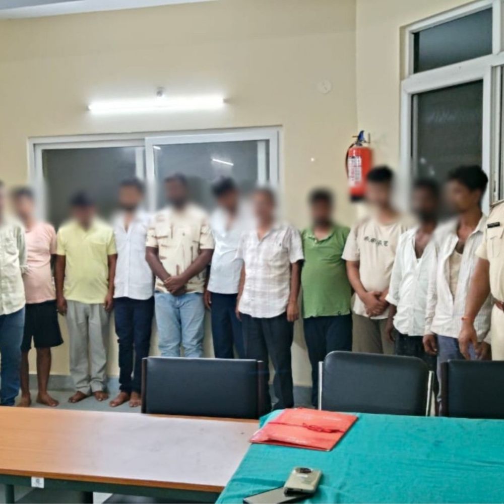 मुजफ्फरपुर में अवैध ऑनलाइन गेमिंग गिरोह के 12 सदस्य गिरफ्तार:छापेमारी में कैश, मोबाइल फोन और अन्य चीजें बरामद; आरोपियों के आपराधिक रिकॉर्ड खंगाल रही पुलिस