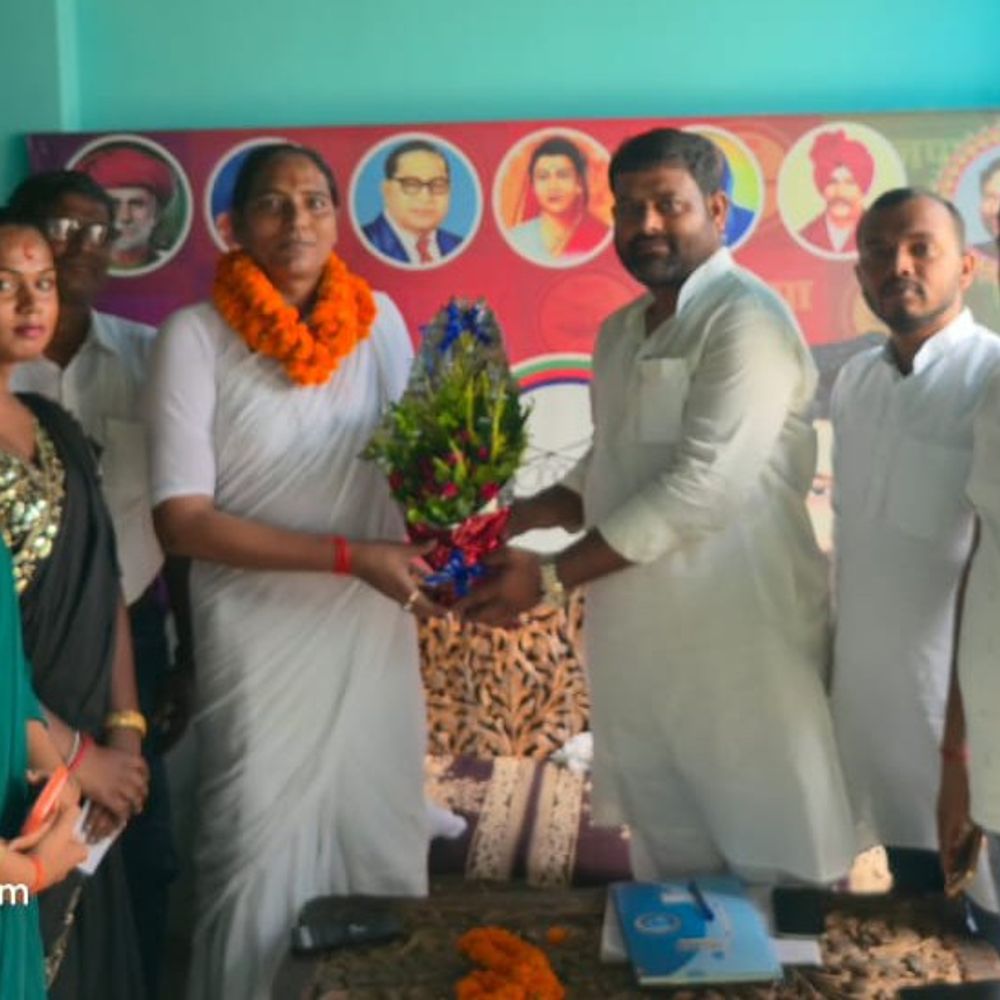 समाजसेवी किन्नर गुरु पल्लवी लोजपा (रा) में शामिल:बनीं जिला उपाध्यक्ष, जिलाध्यक्ष महेंद्र शर्मा के आवास पर समर्थकों संग ली सदस्यता