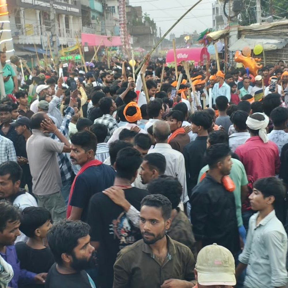 भारत-नेपाल सीमा पर बैरगनिया में महावीरी झंडा महोत्सव:100 फीट ऊंचा ध्वज बना आकर्षण, सुरक्षा के लिए प्रशासन अलर्ट