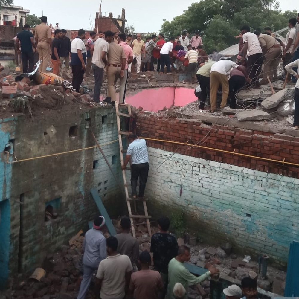 फतेहपुर गैस सिलेंडर ब्लास्ट में 5 लोगों की मौत:मृतकों में 4 भाई, दो मंजिला मकान मलबे में बदला, 15 घरों में दरारें