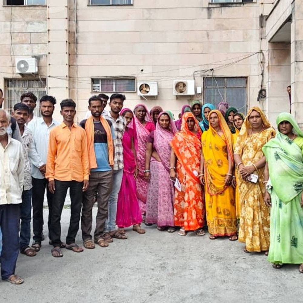 अतिक्रमण हटाने और नाले की मरम्मत की मांग:20-25 परिवारों को हो रही दिक्कत, ग्रामीणों ने कलेक्टर को सौंपा ज्ञापन