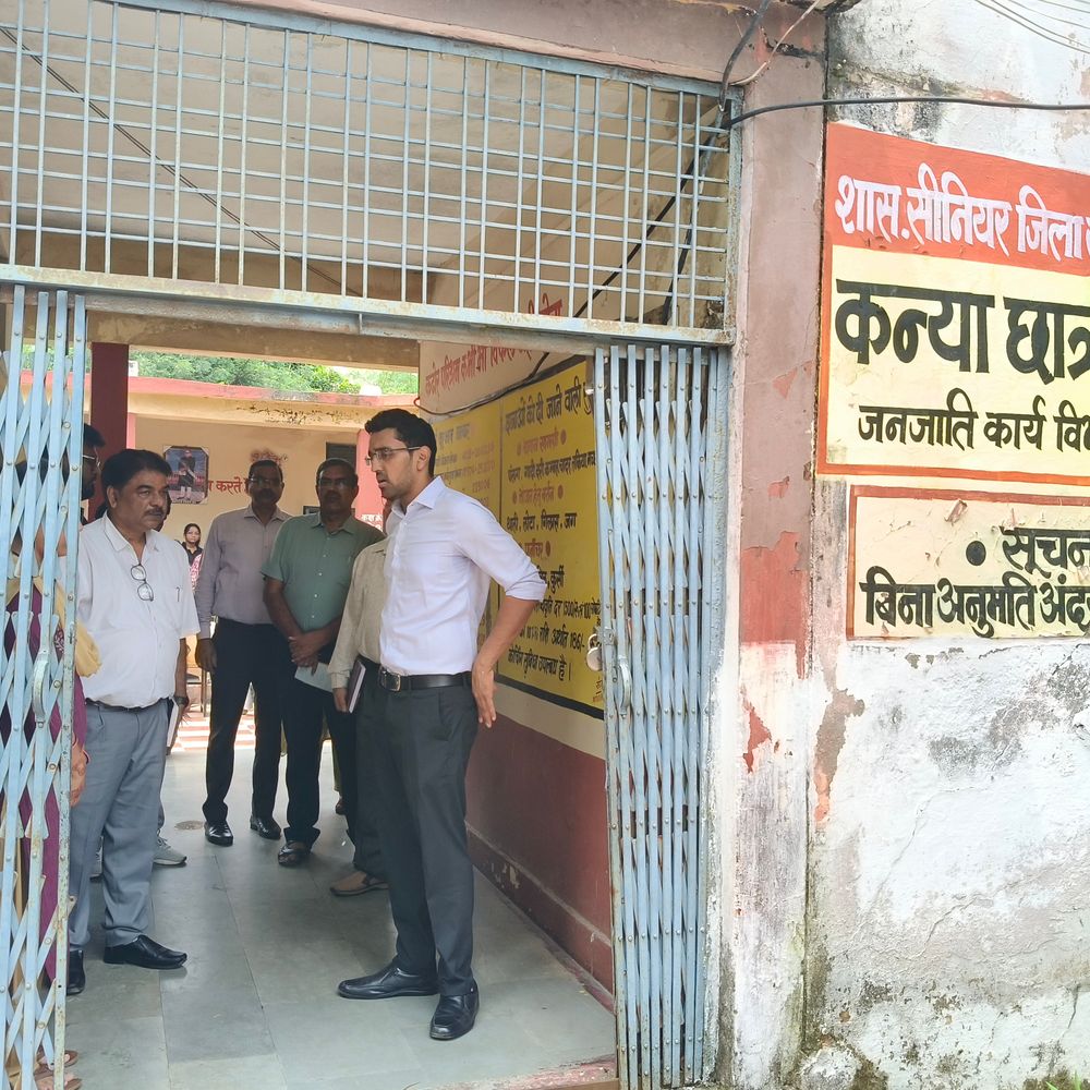 हरदा में कलेक्टर ने हॉस्टलों का निरीक्षण किया:अन्नापुरा में बरामदे में लगी मिलीं कक्षाएं, छात्रावासों में सफाई और रोशनी के दिए निर्देश