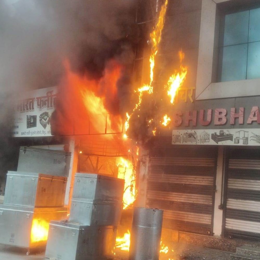 सहारनपुर के फर्नीचर हाउस में लगी आग:फर्नीचर और सामान जला, फायर ब्रिगेड ने काबू पाया