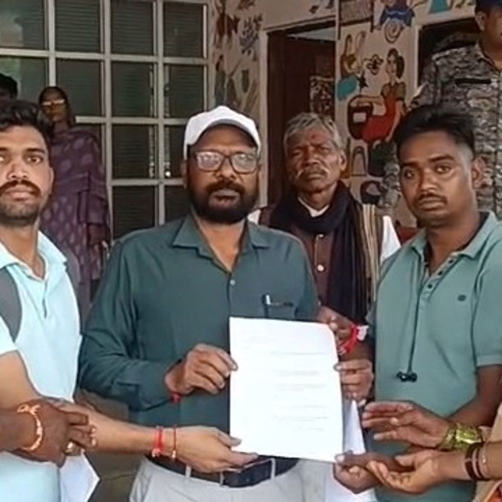 सड़क नहीं बनी तो नेशनल हाईवे जाम करेंगे ग्रामीण:कलेक्टर के नाम नायब तहसीलदार को सौंपा ज्ञापन, एक हफ्ते में काम शुरू न होने पर चेतावनी