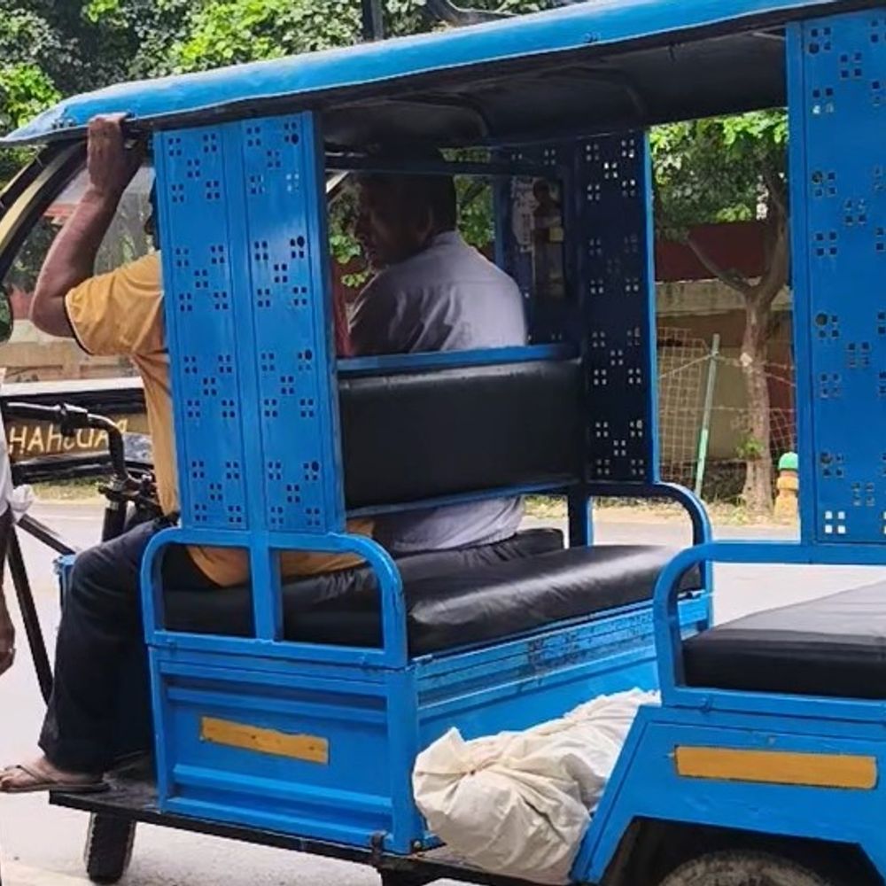 मथुरा में कब्र से निकाला गया लड़के का शव:पोस्टमार्टम के बाद एंबुलेंस नहीं मिली तो परिजन ई-रिक्शा से ले गए