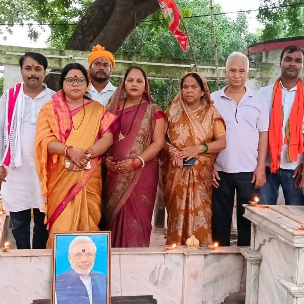 बक्सर में मोदी के जन्मदिन पर 11 हजार दीप जलाए:स्टेशन से रामरेखा घाट तक रोशन हुआ शहर; कार्यकर्ताओं ने लंबी उम्र की कामना की