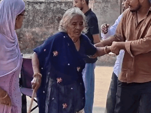 शहरी सरकार का चुनाव:वोटिंग के लिए बीमार-बुजुर्गों में भी दिखा क्रेज