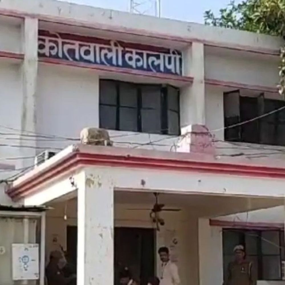 खेत में पेड़ से फांसी लगाकर महिला ने की आत्महत्या:जालौन में चारा काटने गई थी, दो बेटों की मौत के बाद मानसिक रूप से थी परेशान