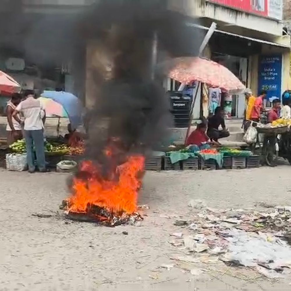 कटिहार में जर्जर सड़क-अधूरे नाले को लेकर प्रोटेस्ट:2 घंटे तक ट्रैफिक ठप रहा, अधिकारियों ने जल्द काम शुरू करने का आश्वासन दिया