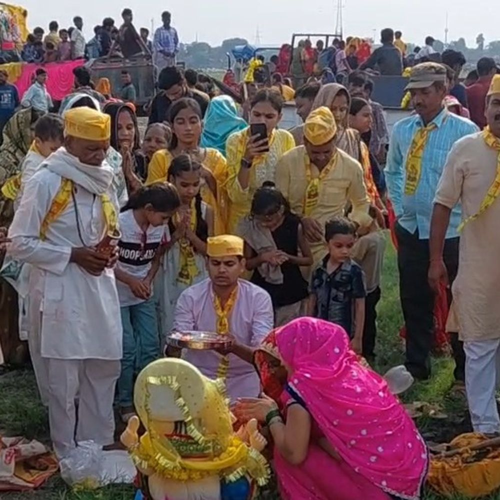 फर्रुखाबाद में गणेश प्रतिमाओं का भू विसर्जन:धूमधाम से निकाली शोभायात्राएं, कम्पिल में 15 फीट ऊंची मटकी फोड़ी गई