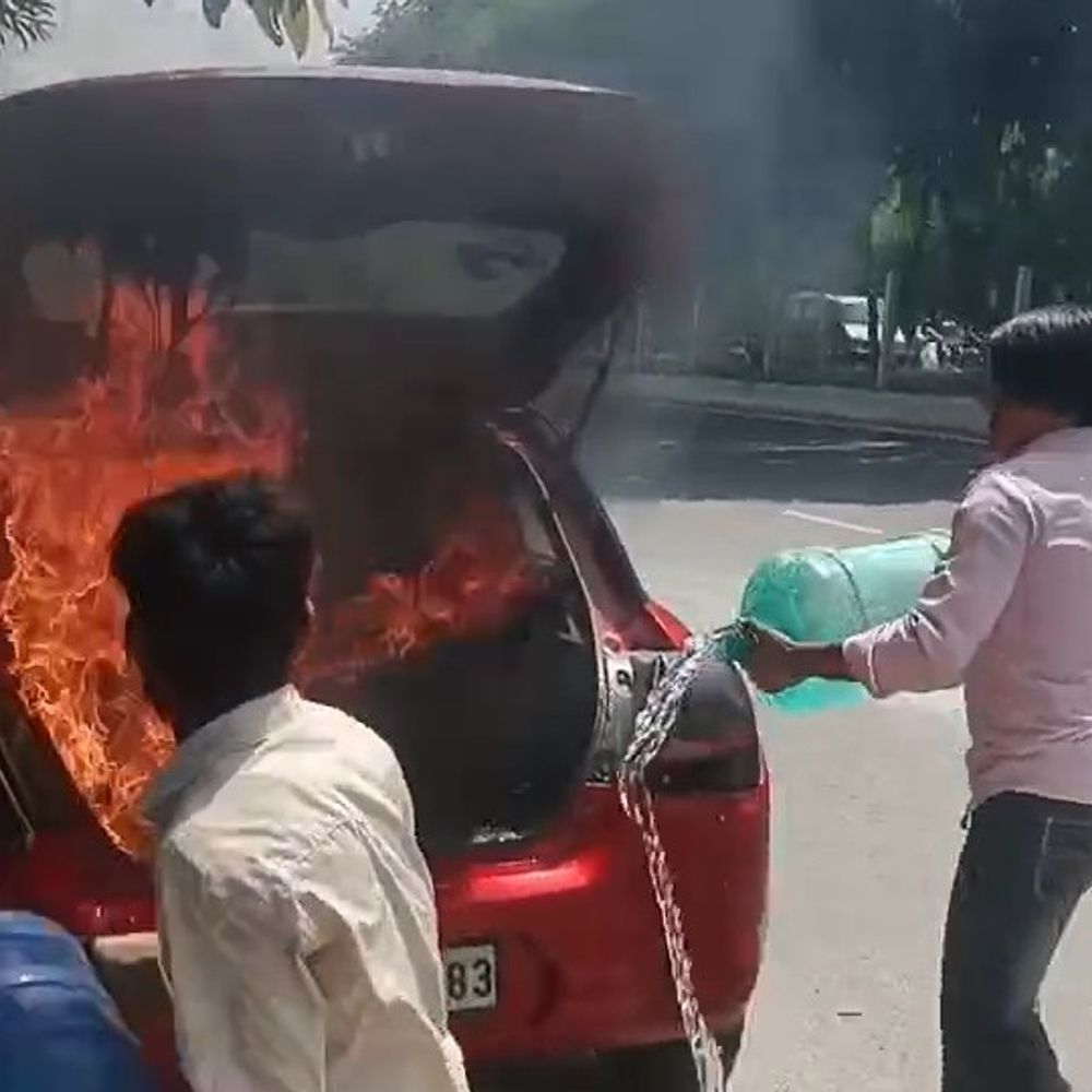 ग्रेटर नोएडा में चलती कार में लगी आग:लोगों ने पानी डालकर बुझाई, बड़ा हादसा टला; शॉर्ट सर्किट की आशंका
