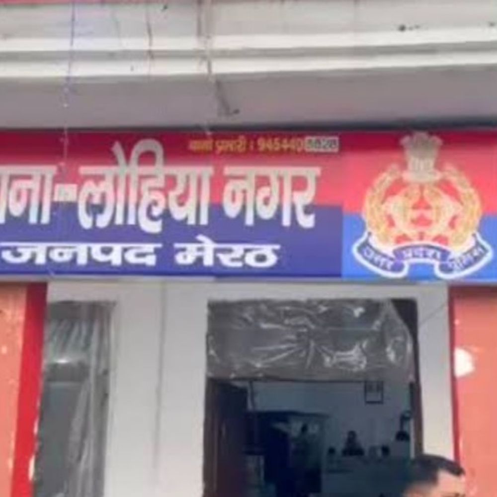 मेरठ में कॉलेज में लूटपाट, चौकीदार को छत से फेंका:गंभीर घायल चौकीदार का अस्पताल में इलाज जारी, पुलिस जांच में जुटी