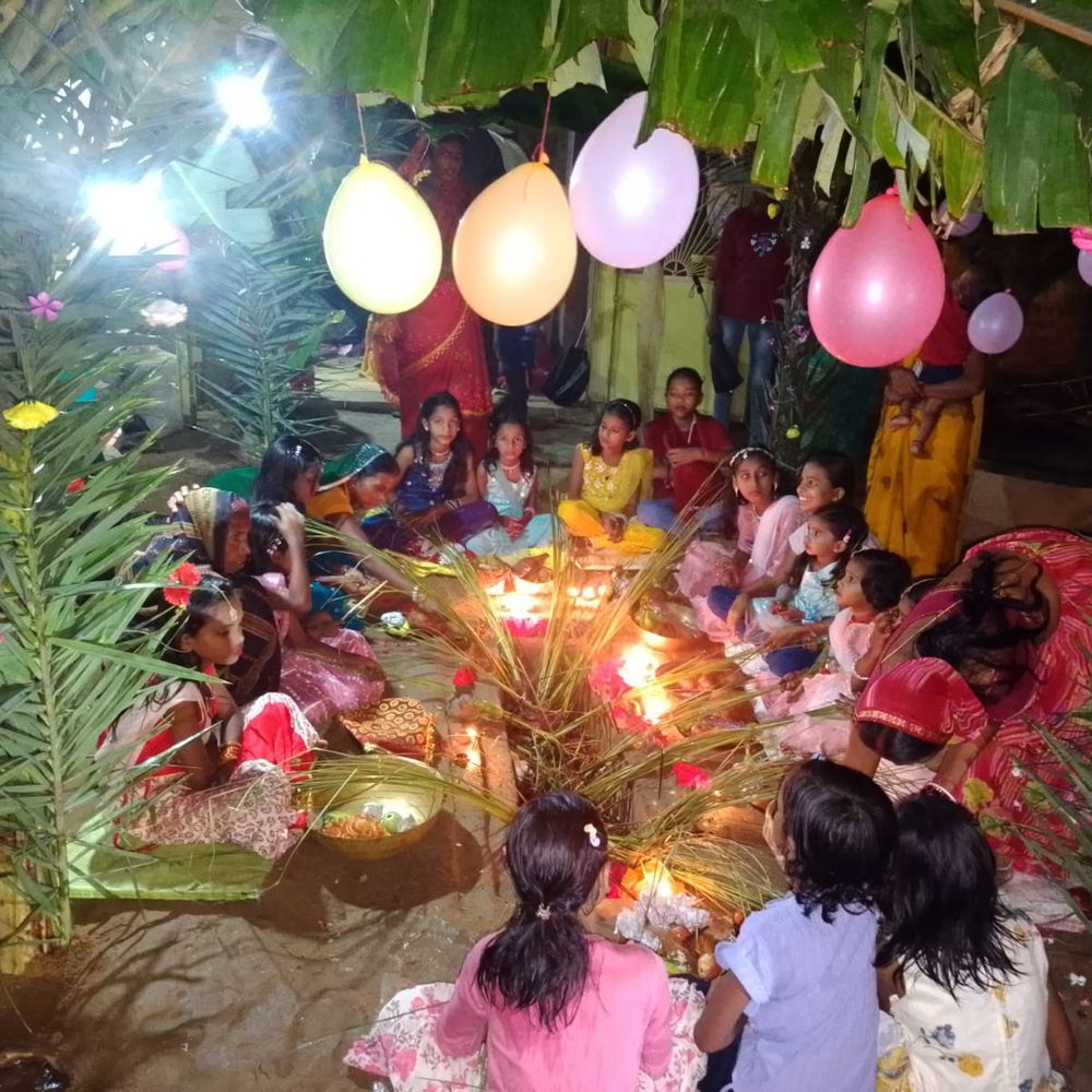 बांका में करमा-धरमा पर्व पर बहनों ने रखा उपवास:गौरी-गणेश और कर्म डाली की पूजा की, भाइयों ने बहनों को पोखर पार कराया