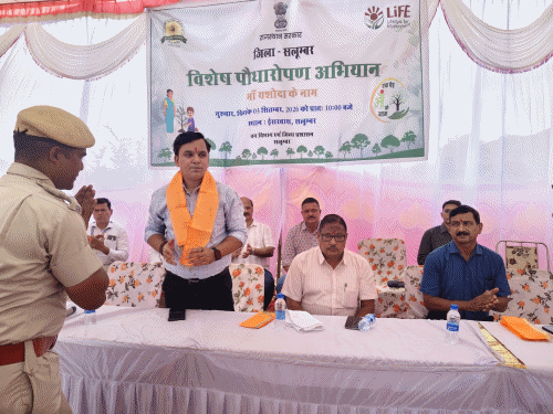 धावड़ी मगरी में ‘एक पेड़ मां यशोदा के नाम’ अभियान:350 से ज्यादा लोगों ने लिया हिस्सा, अधिकारियों ने संरक्षण का संकल्प लिया