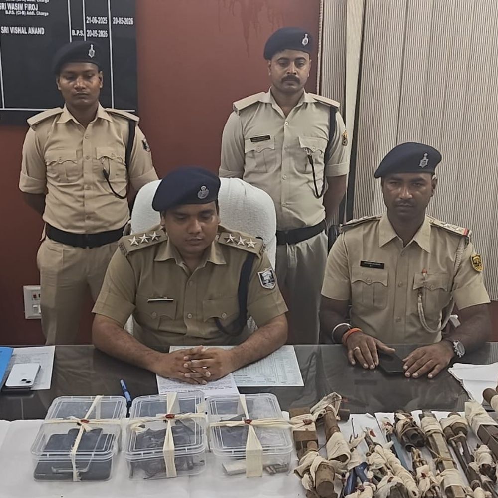 केला के खेत में चल रही मिनी गन फैक्ट्री पकड़ी:तीन आरोपी गिरफ्तार, पिस्टल और हथियार बनाने का सामान बरामद