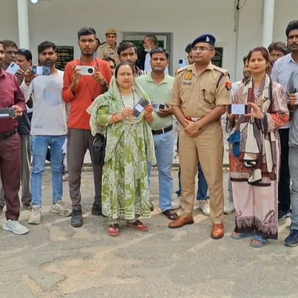 पुलिस ने 27 लाख के 155 महंगे मोबाइल फोन लौटाए:CEIR पोर्टल की मदद से गुम हुए फोन बरामद किए, लोगों ने की तारीफ