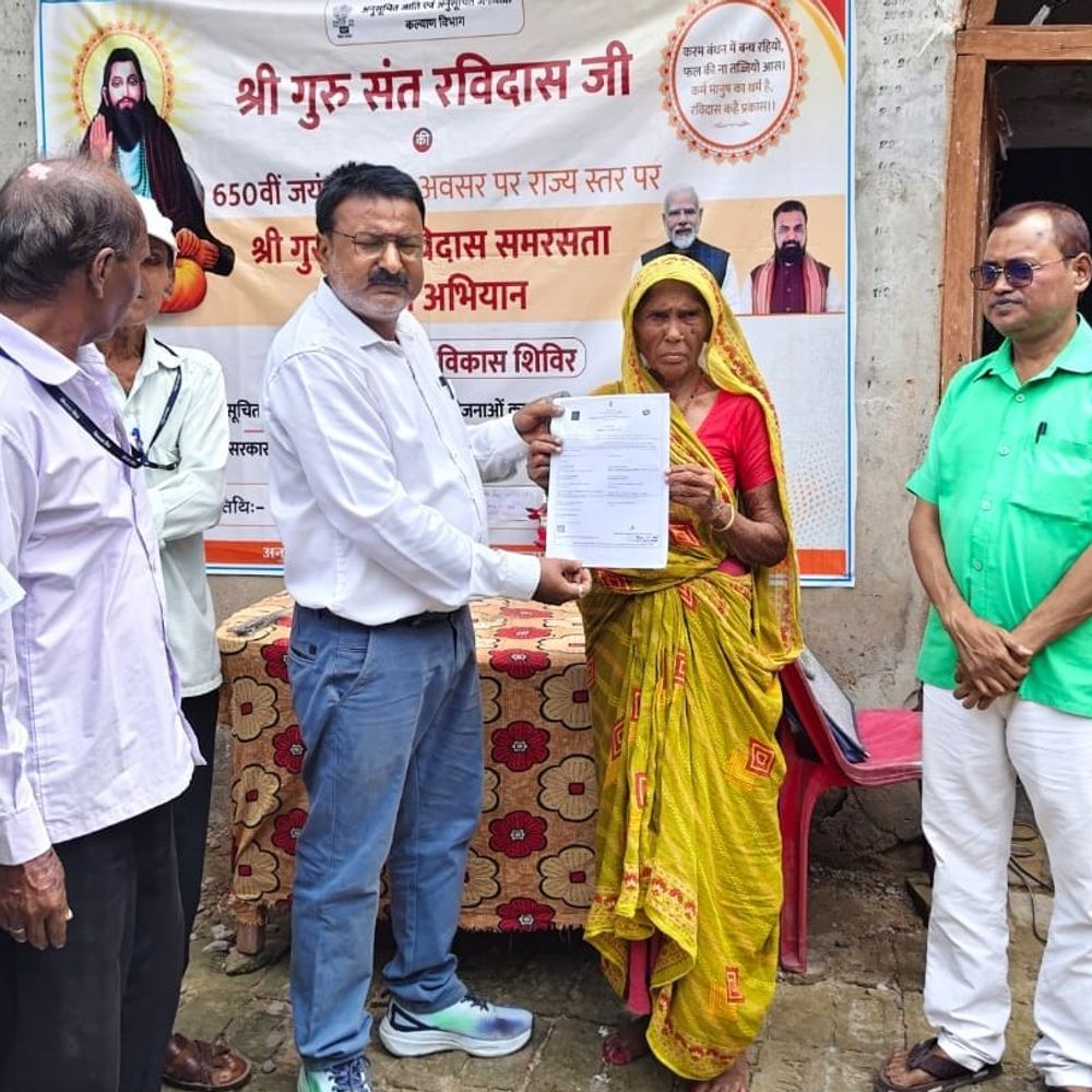 बस्ती में बांटे गए राशन कार्ड और बर्थ सर्टिफिकेट:शिवहर में संकल्प अभियान के तहत लोगों को मिला गवर्नमेंट स्कीम का फायदा