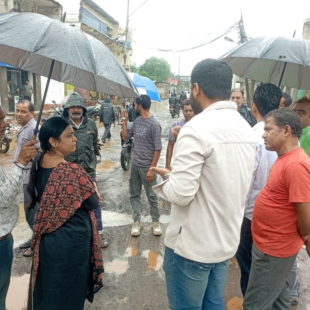 शहडोल में दो दिन में भरेंगे सड़क के गड्ढे:इंदिरा चौक से पोड़ा नाला तक होगी मरम्मत; CMO आशा भंडारी ने किया निरीक्षण
