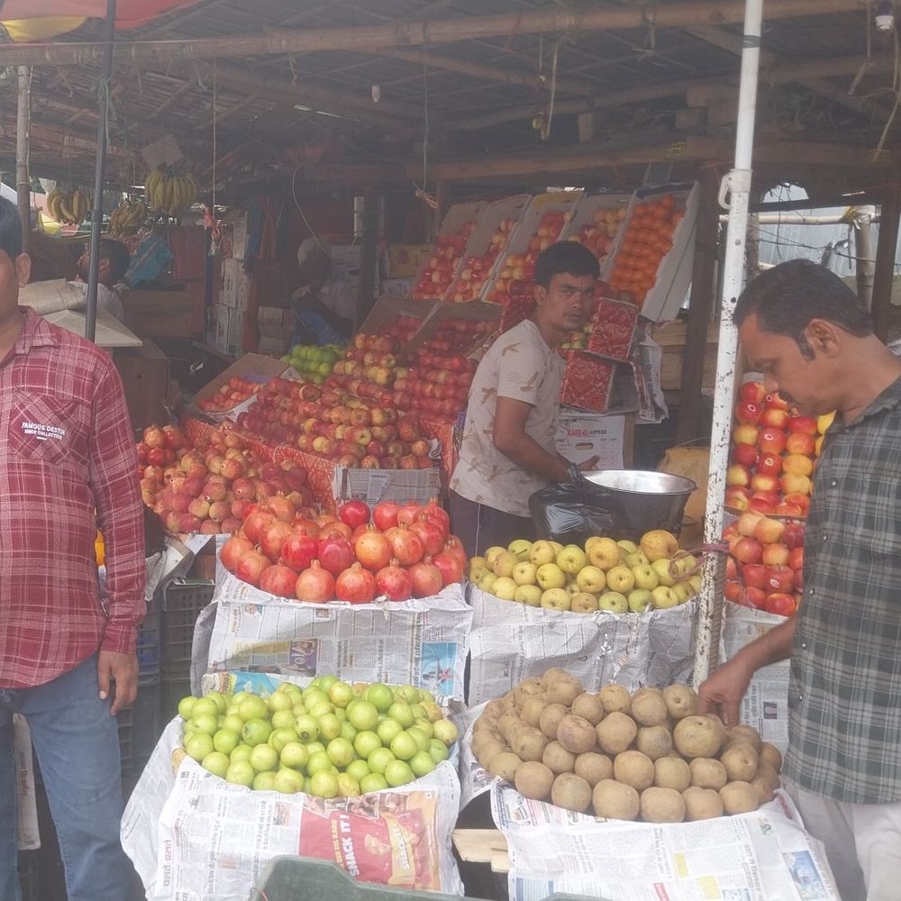 अररिया बाजार में गणेश पूजा-तीज की खरीदारी:महंगाई के बीच बाजारों में भारी भीड़, फलों के दाम बढ़े; सेब ₹200, अनार ₹220 किलो, नारियल ₹50