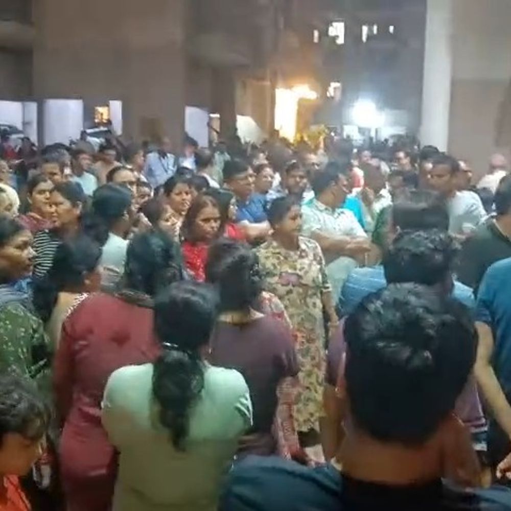 कामगारों की एंट्री रोकने पर अजनारा होम्स के लोग भड़के:सोसाइटी के गेट पर जुटे, काफी देर किया हंगामा