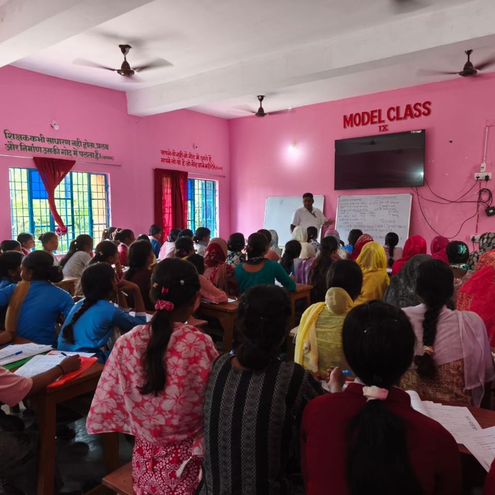 कटिहार में जिला कृषि पदाधिकारी ने स्कूल में पढ़ाया रसायन:सरस्वती शिक्षा निकेतन के बच्चों को सिखाए जटिल कॉन्सेप्ट, दिए करियर टिप्स