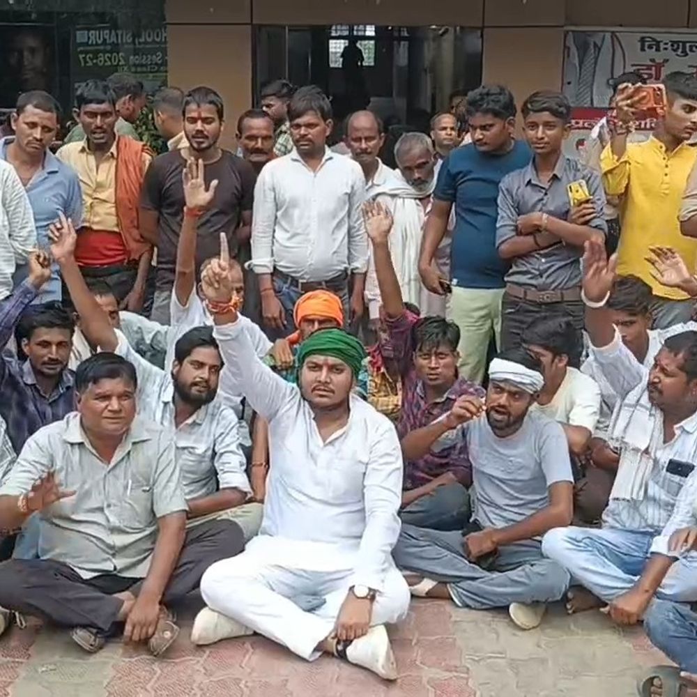 किसान नेता ने अस्पताल पर लगाया गलत इलाज का आरोप:सीतापुर में ऑपरेशन के बाद भाई की हालत बिगड़ी, अस्पताल के बाहर प्रदर्शन