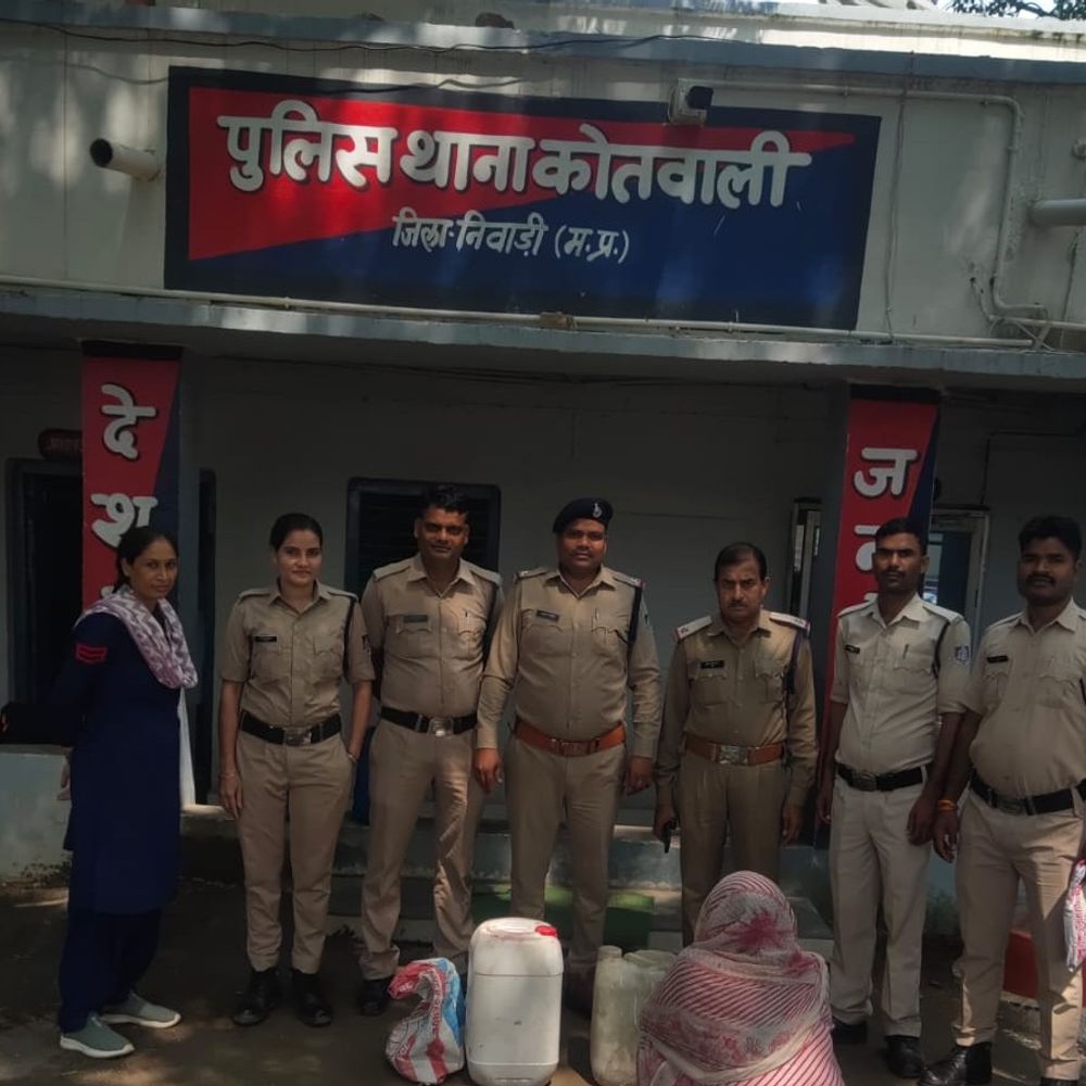 महिला के घर से 60 लीटर कच्ची शराब जब्त:घर से चला रही थी अवैध कारोबार, कीमत 6 हजार रुपए
