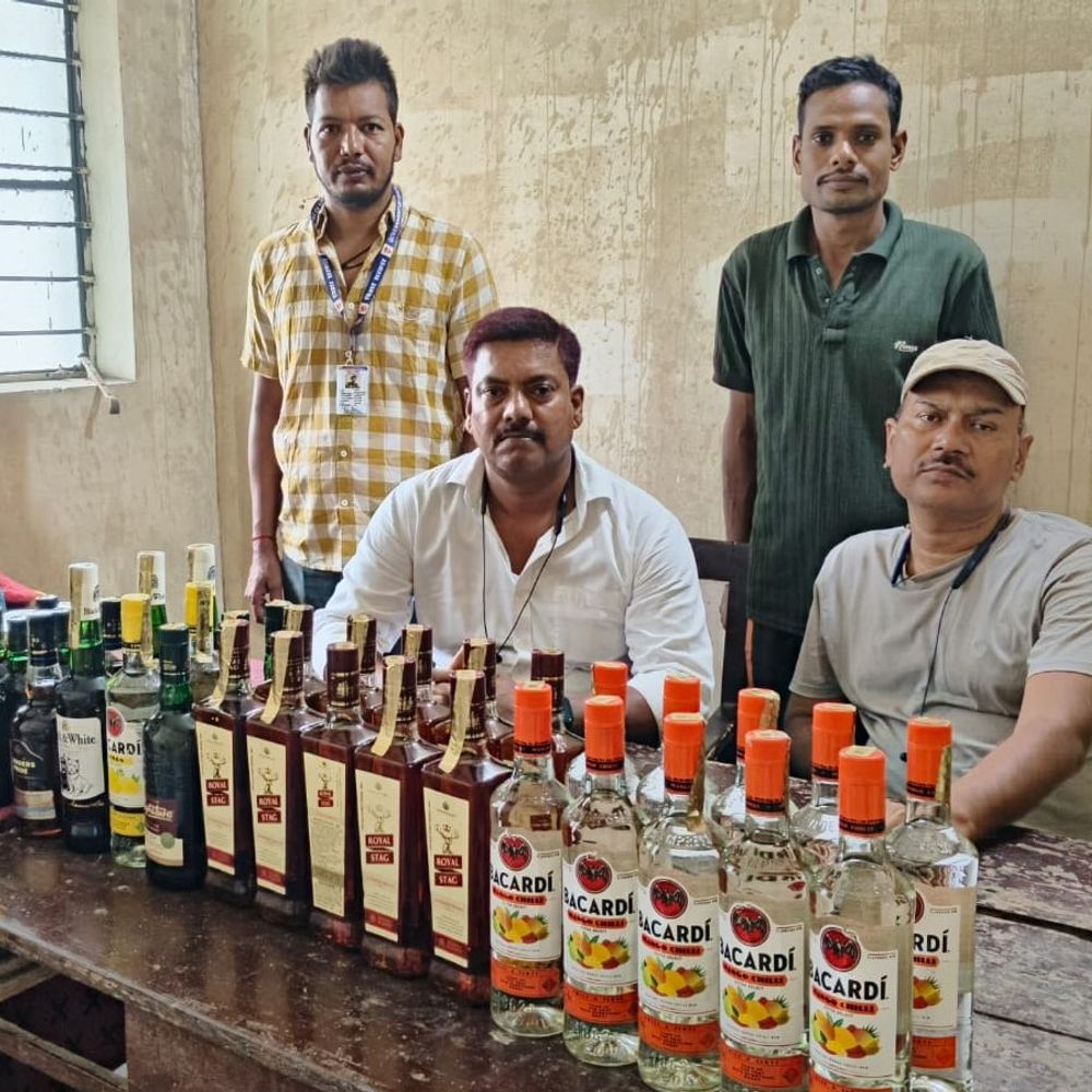 कटिहार जंक्शन पर 31 लीटर विदेशी शराब बरामद:मद्य निषेध टीम ने स्टेशन परिसर में चलाया जांच अभियान