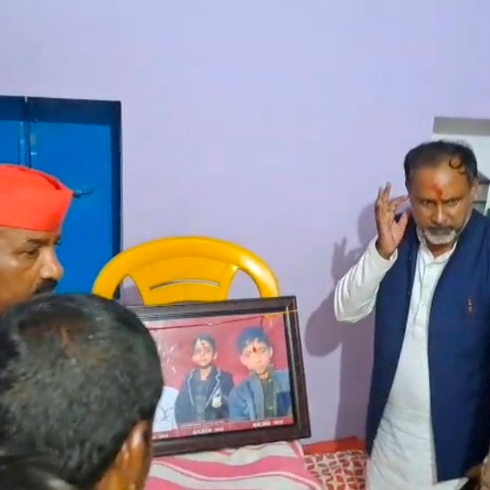 सपा प्रदेश अध्यक्ष मृत बच्चों के परिजनों से मिले:ललितपुर में बीघा टोल पर स्वागत के बाद रोड़ा गांव पहुंचे, 3 चचेरे भाइयों को श्रद्धांजलि दी