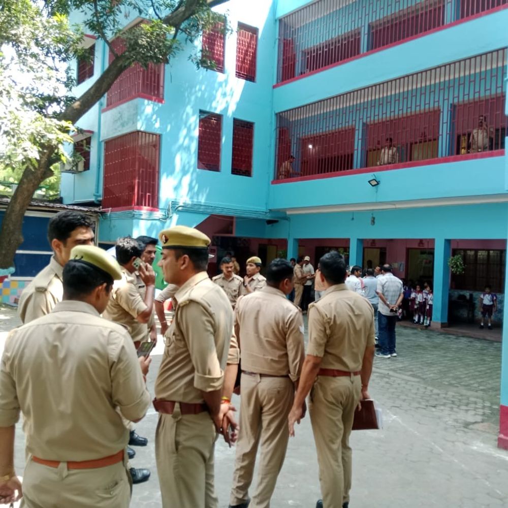 लखीमपुर में स्कूल में गोली लगने से दो की मौत:शहर के शाहपुरा कोठी स्थित विद्यालय में हुई यह घटना