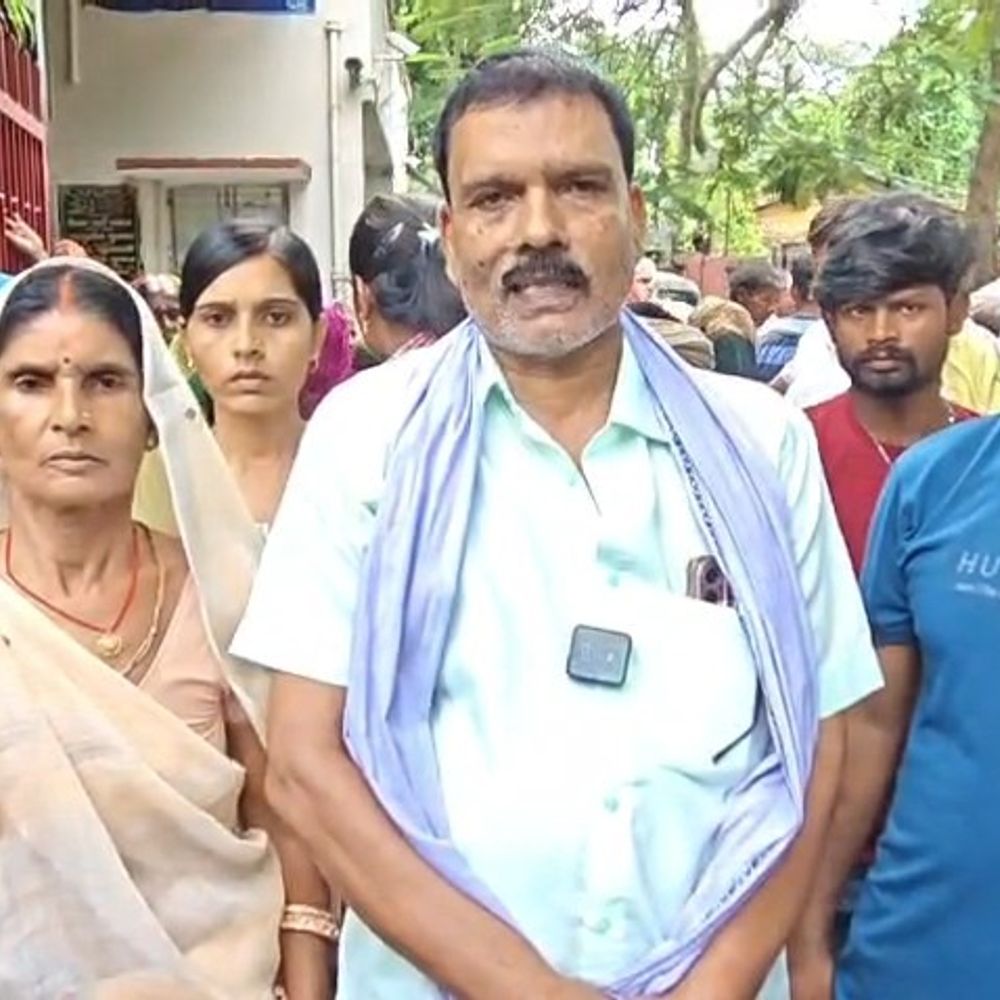 सीतामढ़ी पुलिस पर हमला-पथराव मामले में 100 अज्ञात पर FIR:जिप प्रतिनिधि की हत्या के बाद हुआ था बवाल, 4 पुलिसकर्मी घायल, गाड़ियों में तोड़फोड़