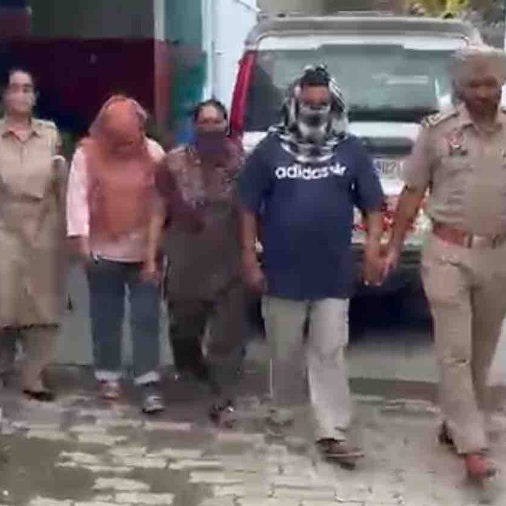 रोपड़-दुकानदार को हनी ट्रैप में फंसाकर 1.90 लाख ठगे:2 महिलाओं समेत 3 गिरफ्तार, होशियारपुर बुलाकर कमरे में बंद कर बनाया वीडियो