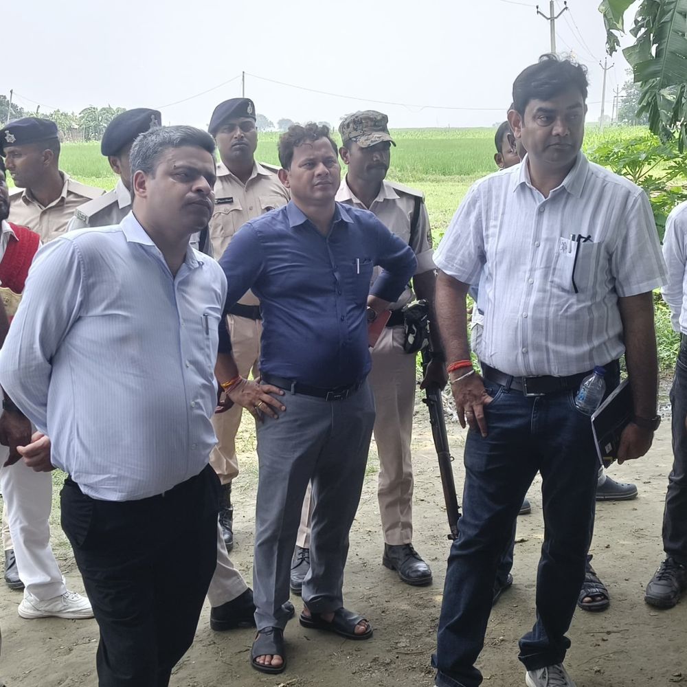 मधेपुरा में कोसी का पानी गांवों में घुसा:डीएम ने बाढ़ प्रभावित इलाकों का लिया जायजा, सूखे जलावन और चारे का संकट