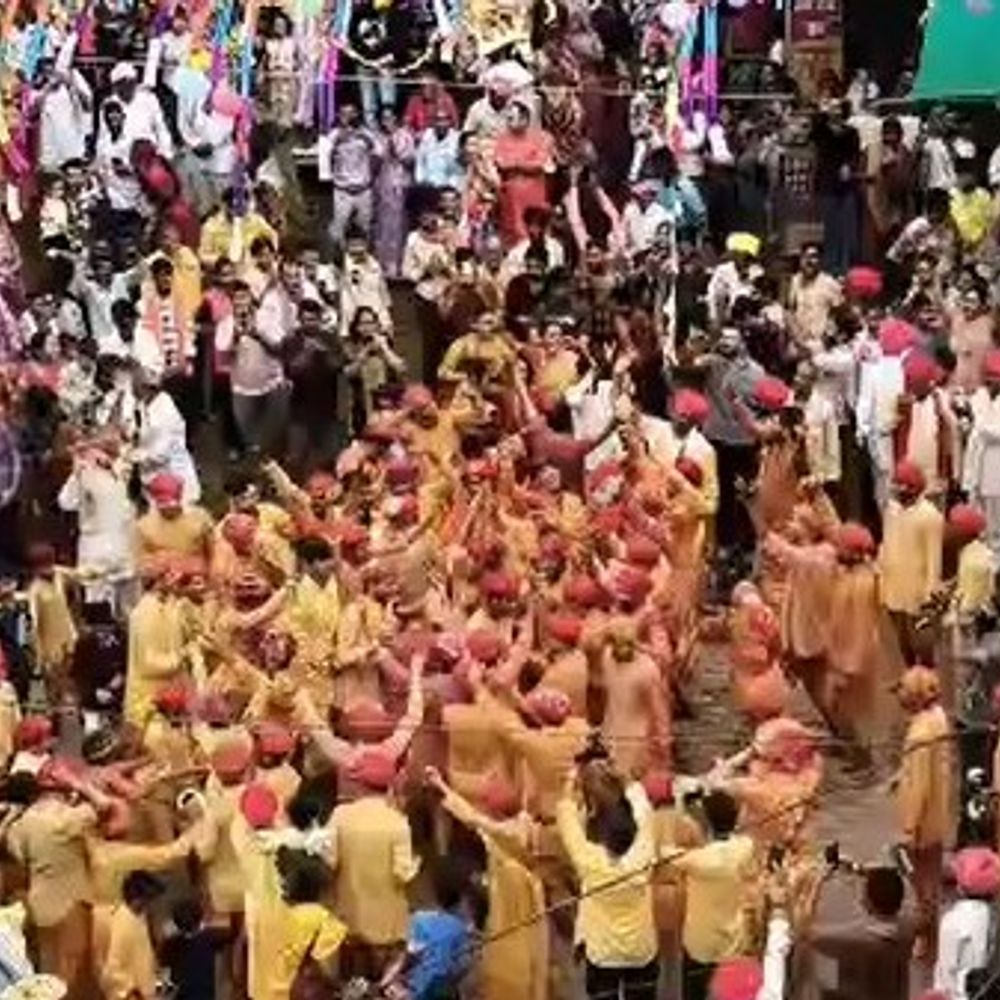 चारभुजानाथ के दरबार में नंदोत्सव, केसरिया रंग छिड़का:दही-केसर से किया तैयार; मटकी फूटते ही चौक में गूंजे जयकारे