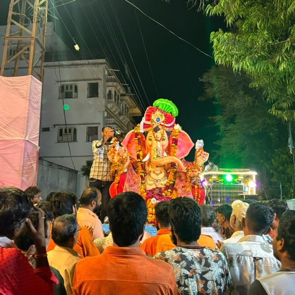 क्रेन से गणपति बप्पा का विसर्जन:शहर में निकाली भव्य शोभायात्रा,  250 से ज्यादा गणेश प्रतिमाएं और 20 से अधिक आकर्षक झांकियां शामिल