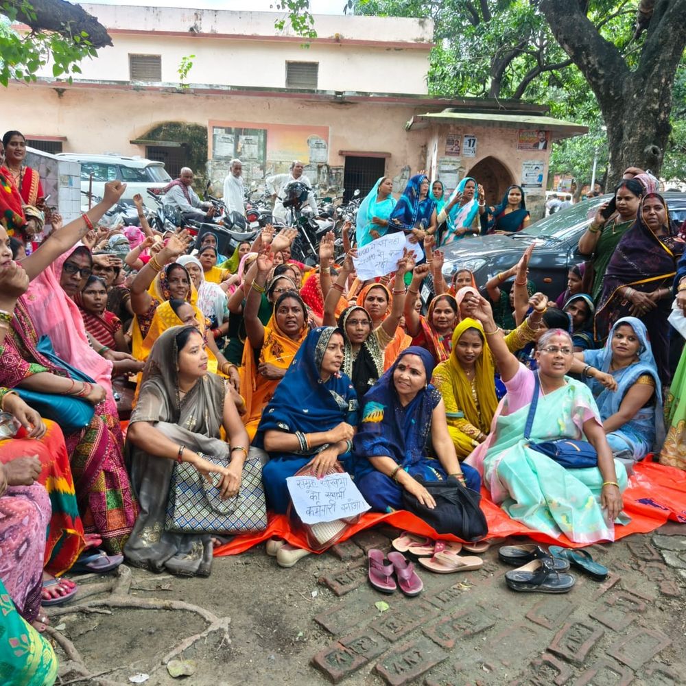 देवरिया में समूह सखियों का कलेक्ट्रेट पर प्रदर्शन:मानदेय नहीं मिलने पर विरोध, बोलीं- जल्द समाधान नहीं हुआ तो लखनऊ में करेंगे आंदोलन