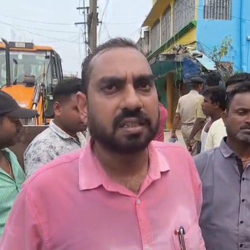 किशनगंज में अतिक्रमण पर चला बुलडोजर:JCB से सीढ़ी-चबूतरे और अवैध निर्माण हटाए, दुकानदारों से जुर्माना वसूला