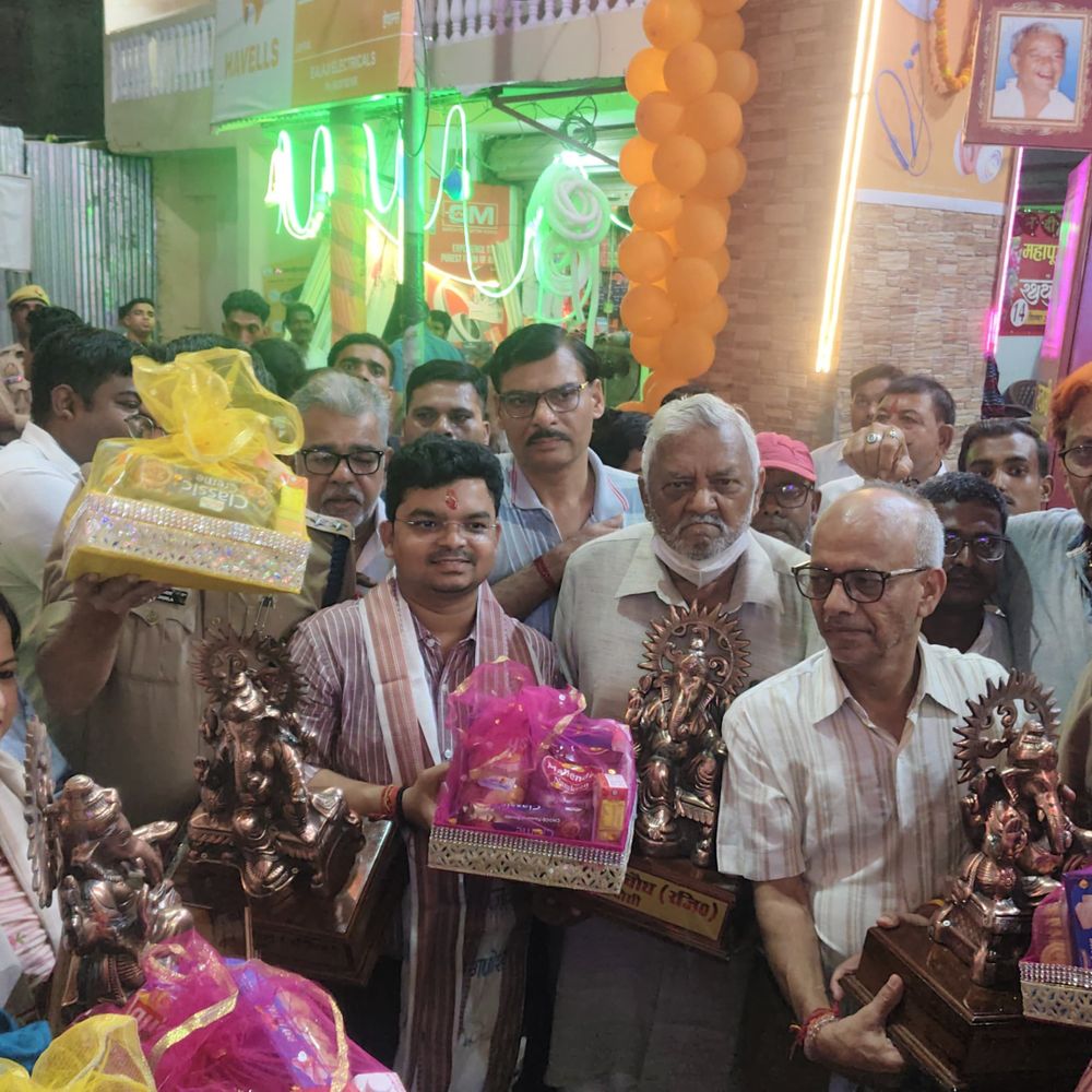 गणेश चौथ मेले का धर्म प्रतिनिधियों ने फीता काटा:संभल में 66 साल से चली आ रही भाईचारे की परंपरा, गणेश मंदिर रोशनी से जगमगाया