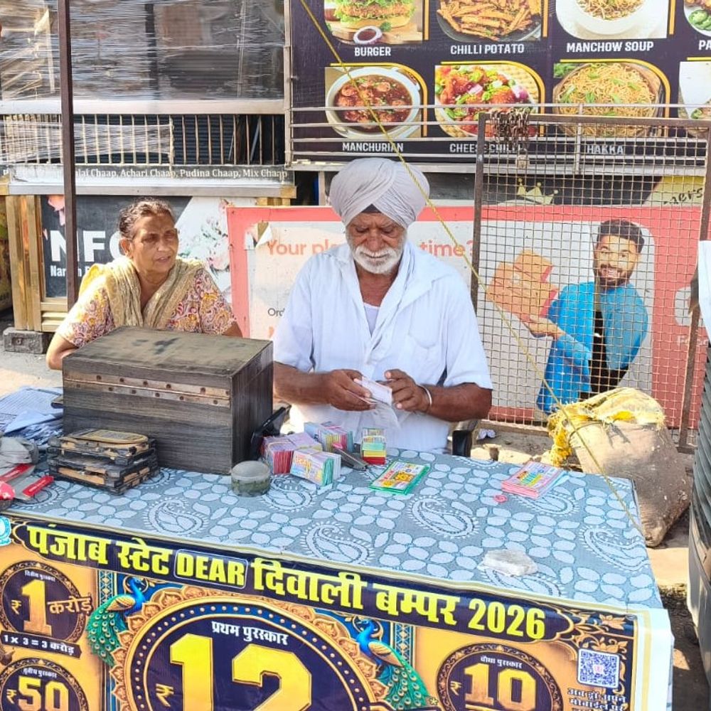 फिरोजपुर में ₹5 लाख की लॉटरी वाला बैग चोरी:काउंटर के नीचे रखा, संचालक 5 मिनट के लिए गया; 50 साल से चला रहे स्टॉल