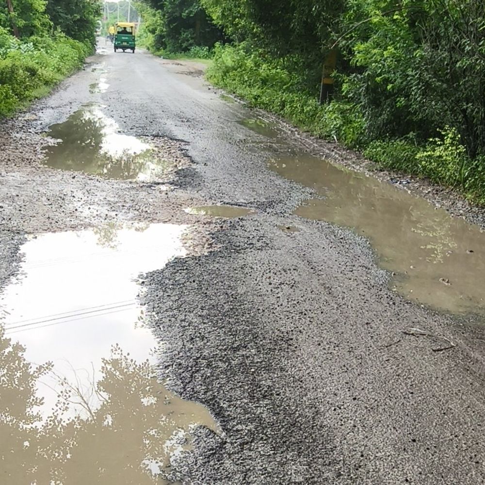 6.3 KM लंबी सड़क जर्जर, गड्ढों से एक्सीडेंट:कैमूर में 4.69 करोड़ की लागत से बनी थी रोड