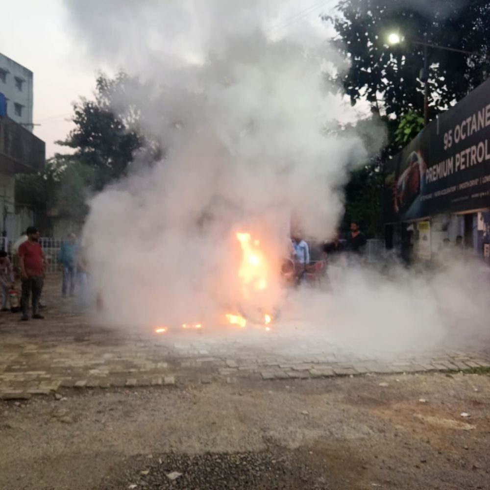 जमशेदपुर के पेट्रोल पंप पर खड़ी बाइक में लगी आग:मानगो के एचपी पेट्रोल पंप पर हुआ हादसा, बड़ा नुकसान टला