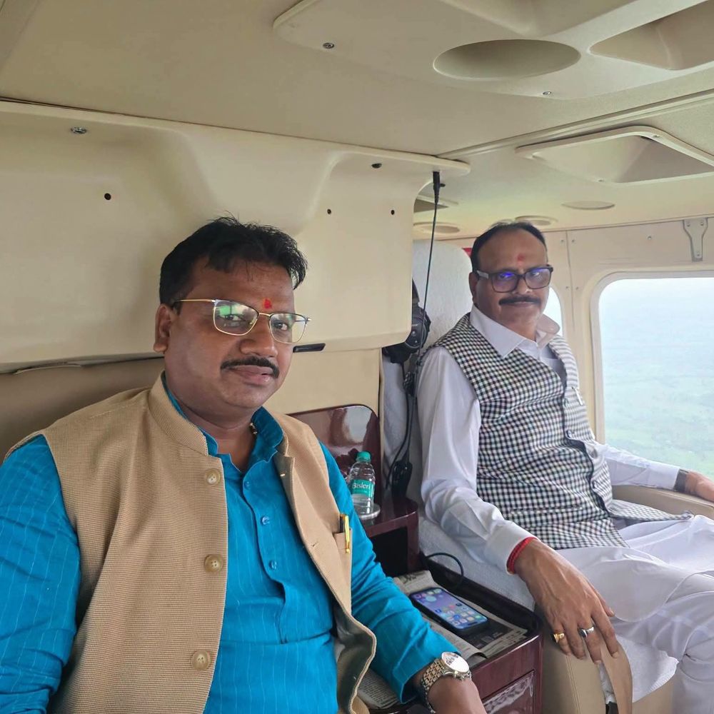 उपमुख्यमंत्री के साथ विधायक चंद्रभानु पासवान हेलीकॉप्टर से लखनऊ पहुंचे:अयोध्या से लौटते समय विकास कार्यों और जनहित के मुद्दों पर हुई चर्चा