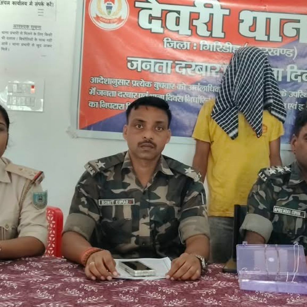 गिरिडीह देवरी लूटकांड का खुलासा; 1 अरेस्ट:लूटे चांदी के गहने, मोबाइल और दो बाइक बरामद; बाकी आरोपियों की तलाश जारी
