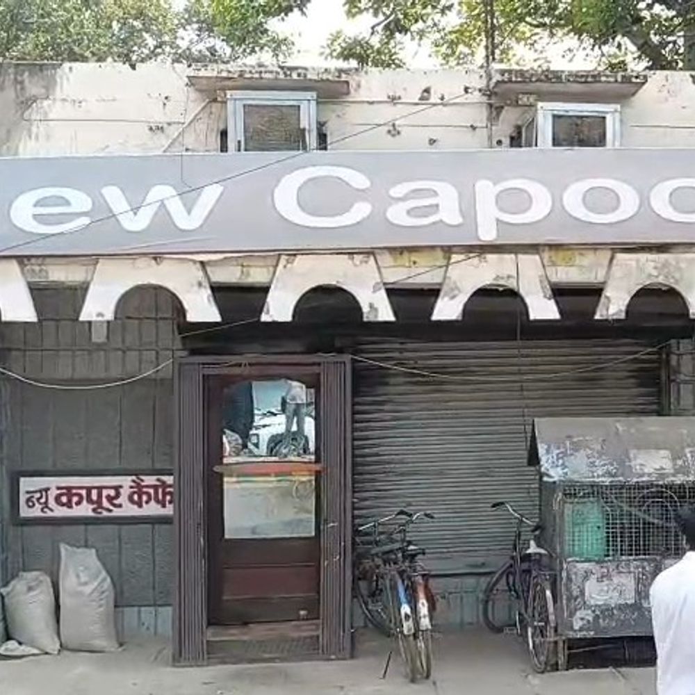 नजूल भूमि पर बने कपूर कैफे पर चस्पा हुआ नोटिस:सीतापुर नगर पालिका ने 15 दिन का समय दिया, दस्तावेज न मिलने पर खाली कराएगा