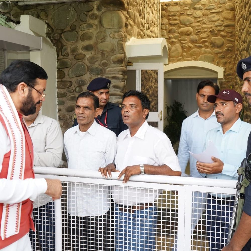 महम के पार्षदों ने की सीएम सैनी से मुलाकात:नगर पालिका में भ्रष्टाचार, विकास कार्यों में अनियमितताओं की जांच की मांग