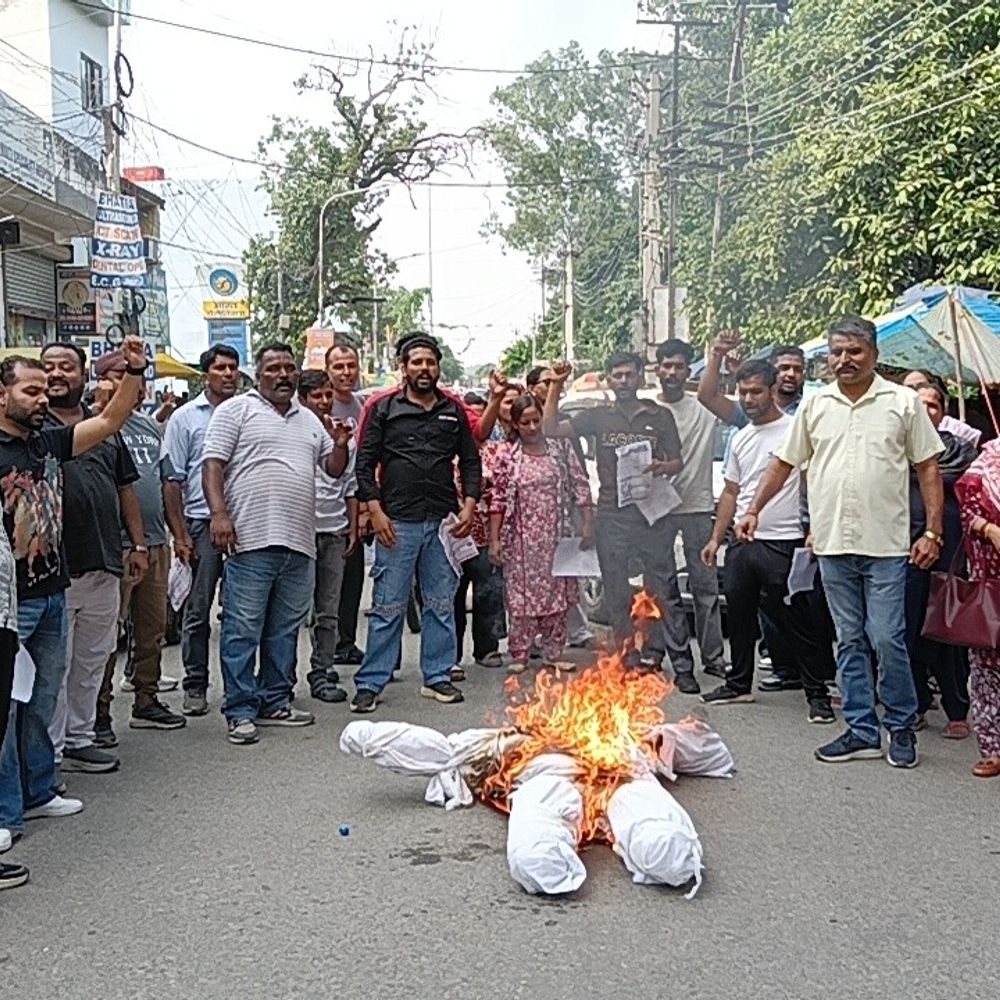 पठानकोट में आउटसोर्स स्वास्थ्य कर्मचारियों ने मंत्री का पुतला फूंका:कच्चे कर्मियों को पक्का करने और वेतन बढ़ाने की मांग; संघर्ष तेज करने की चेतावनी