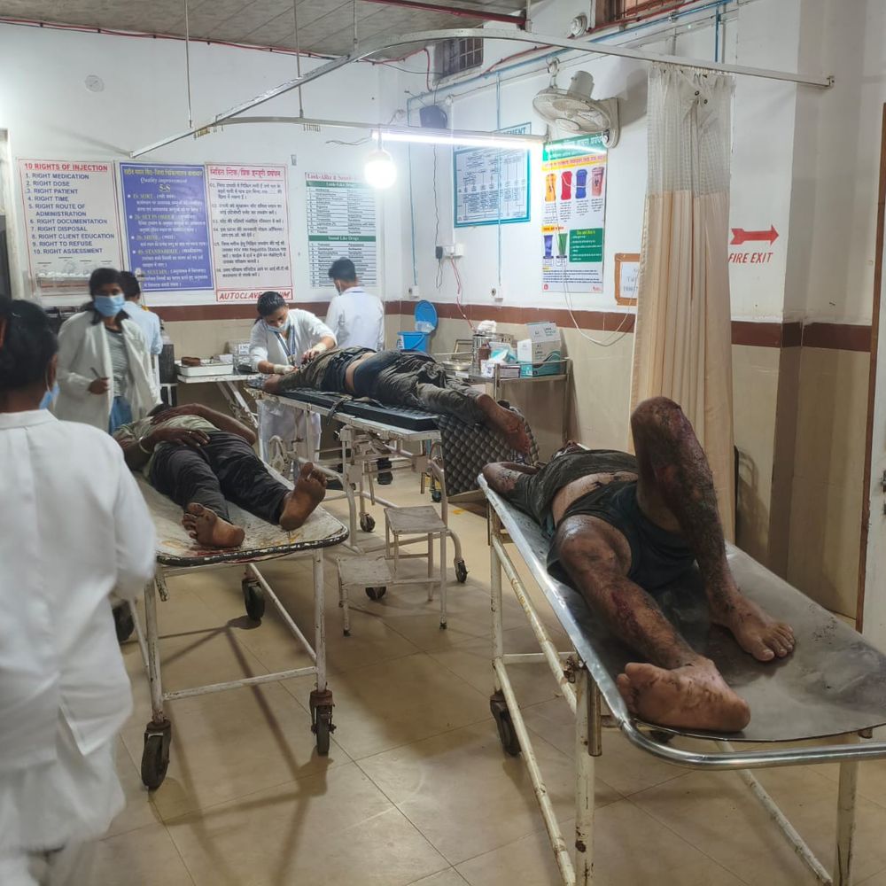बालाघाट में डीजे वाहन पलटने से 13 युवक घायल:कार को बचाने में हादसा, छत्तीसगढ़ से तिरोड़ी जा रहे थे सभी