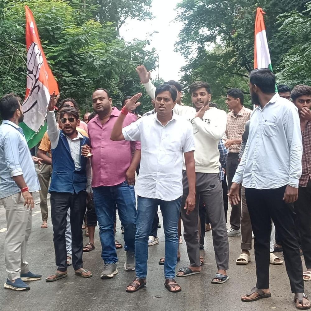 अनूपपुर में युवा कांग्रेस प्रदर्शन:कहा- मवेशी तस्करी, जुआ-सट्टा, अवैध शराब की बिक्री पर कार्रवाई हो