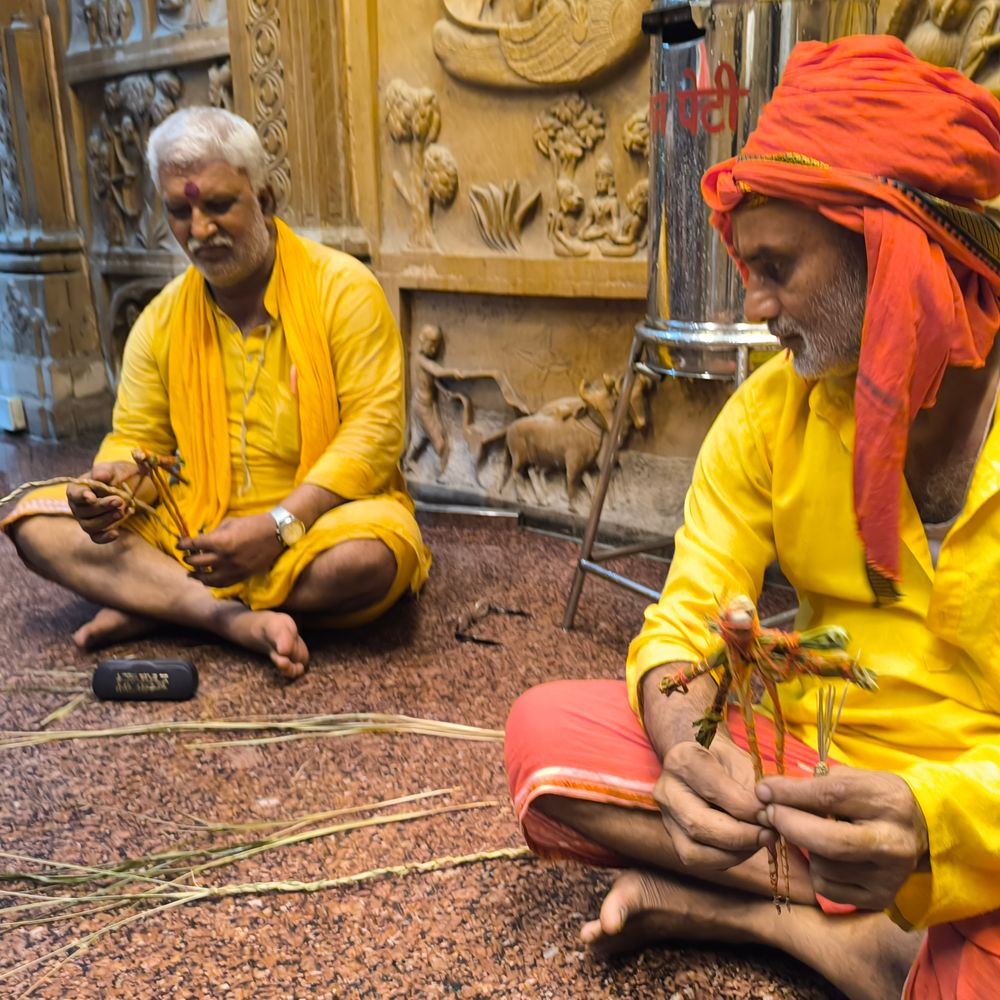 कटिहार में अनंत चतुर्दशी की धूम:मंदिरों में उमड़ी श्रद्धालुओं की भीड़, पुरुषों ने दाएं और महिलाओं ने बाएं हाथ में बांधा 14 गांठ वाला अनंत सूत्र